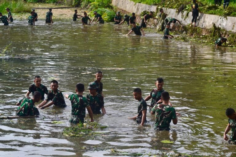 Yonif TP 823/Raja Wakaaka Bersama Warga Bersihkan Cekdam Demi Kelancaran Irigasi