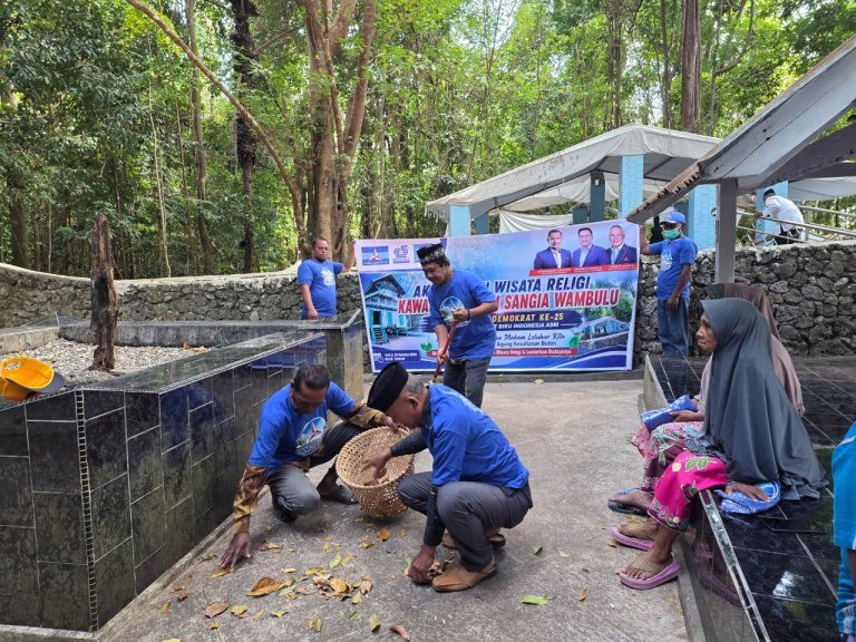 Gerakan Langit Biru Indonesia Asri, Demokrat Buteng Bersihkan Makam Sangia Wambulu